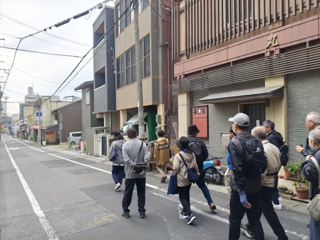 講義のあとは、実際にまちなかへ。歩きながらの現地解説が始まると、さらに理解が深まっていきました。